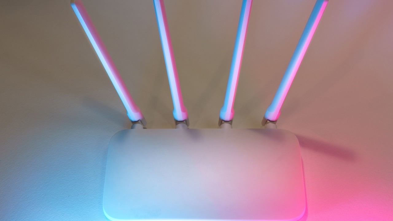 Why MIMO Antenna Count Matters More Than Router Specs in Dense Wireless Environments